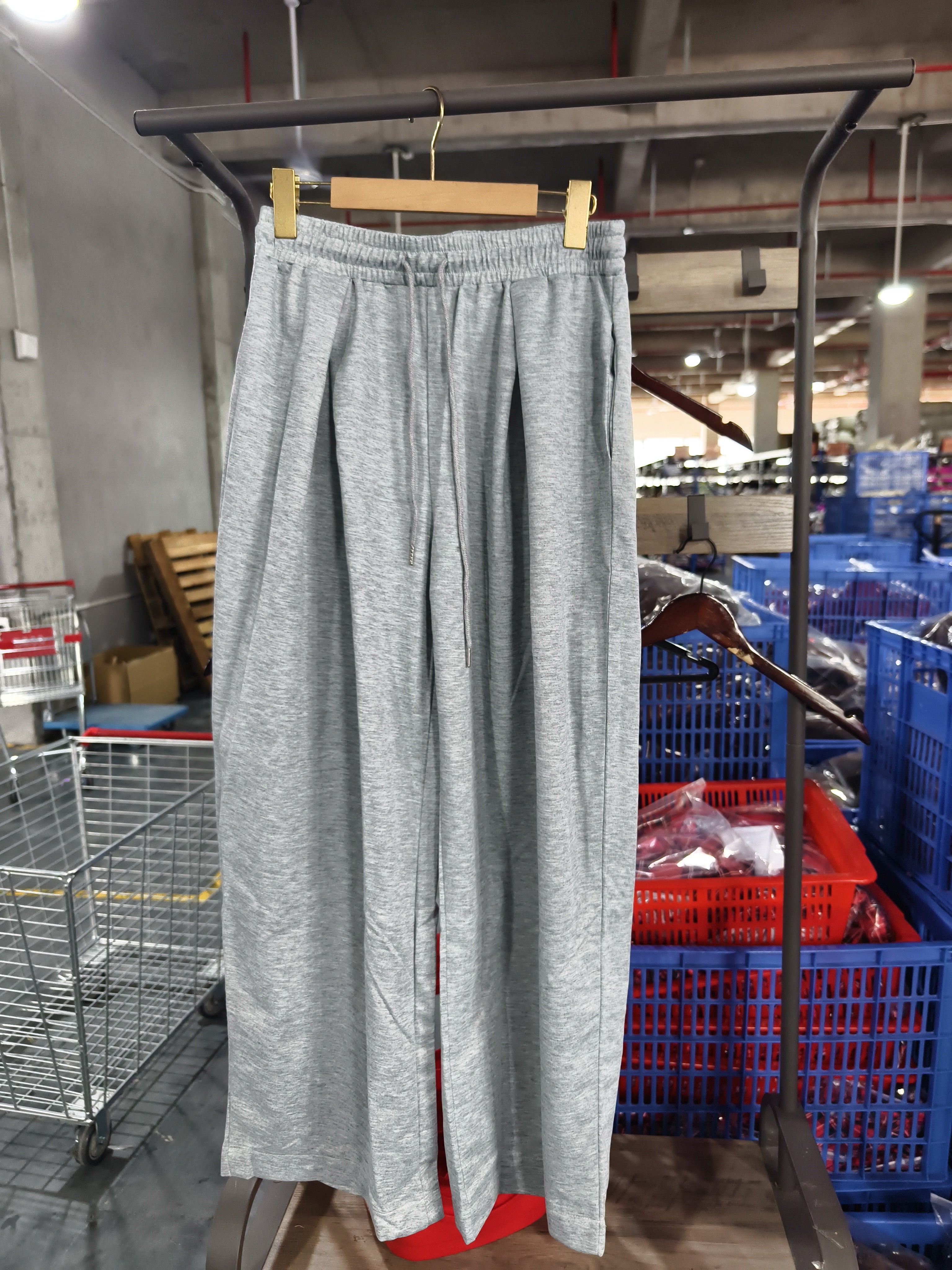 Women's pleated wide-leg sweatpants, real product photo 3