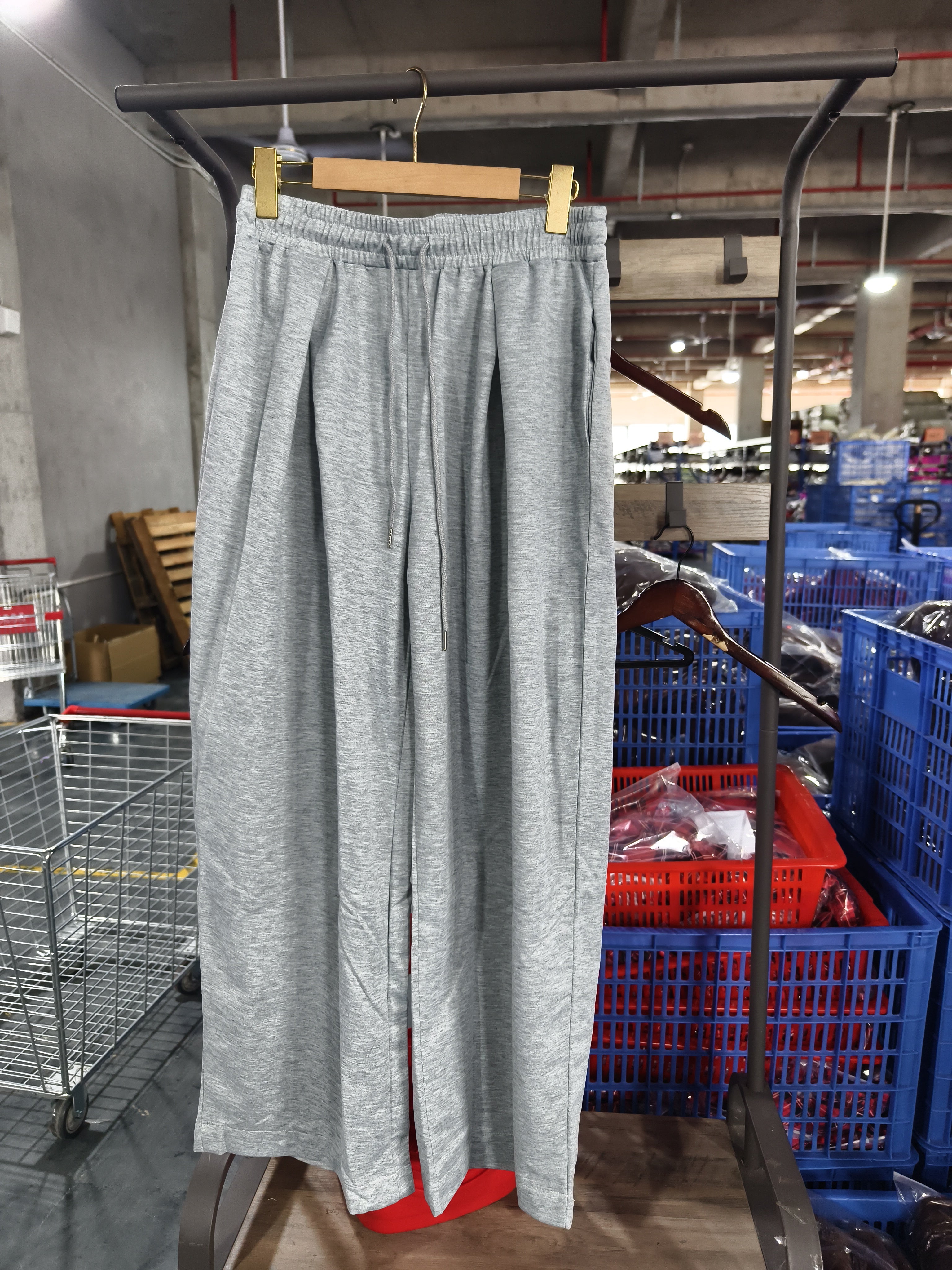 Women's pleated wide-leg sweatpants, real product photo 2